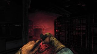 Huvudpersonen i spelet som gör sig redo att kasta iväg en granat.