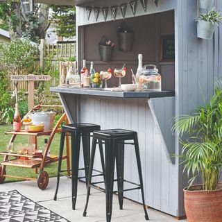garden area with bar and drinks trolley