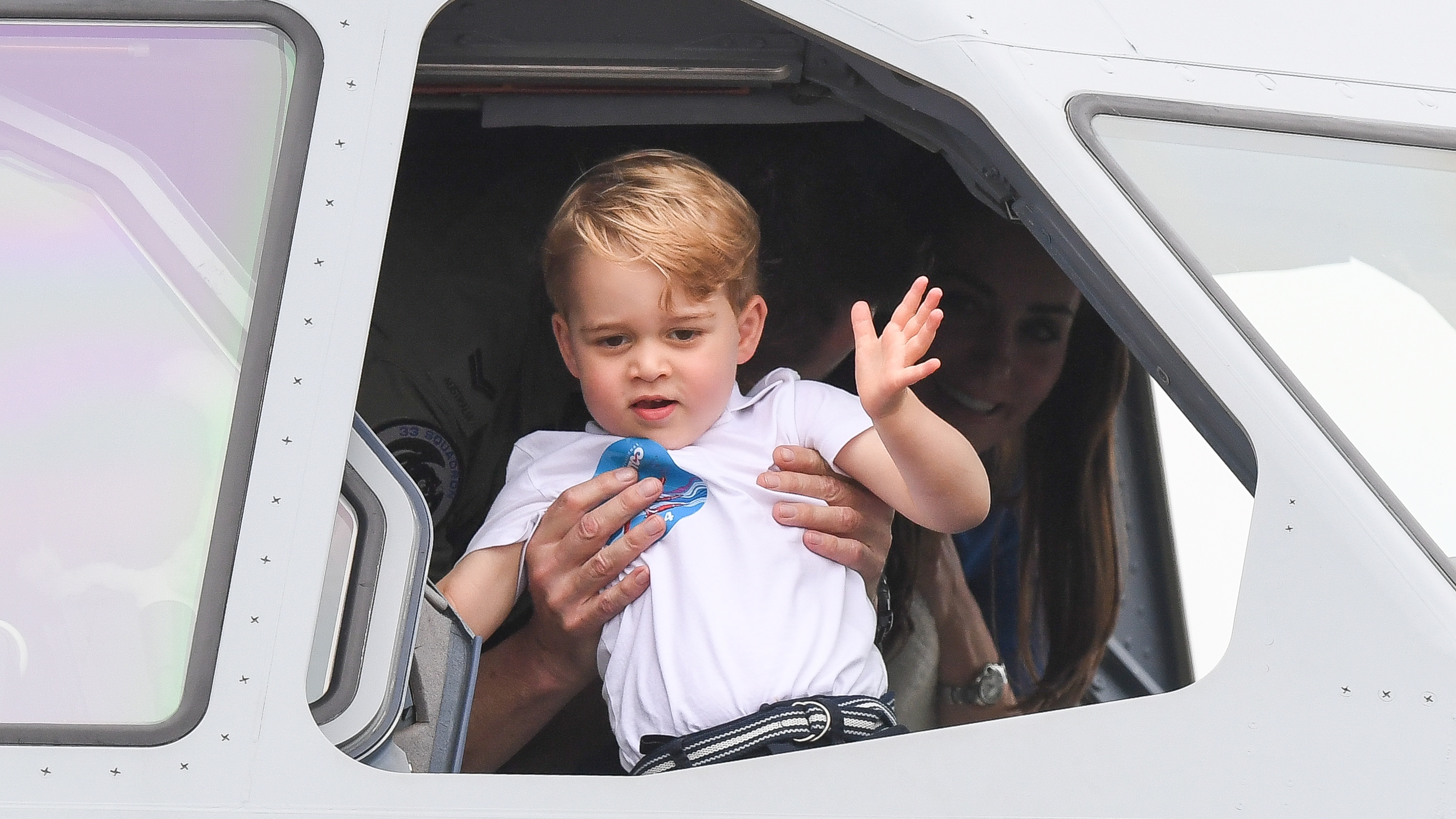 Princ George vlny z kokpitu letadla, když se účastní Královského mezinárodního vzdušného tetování v RAF Fairford 8. července 2016