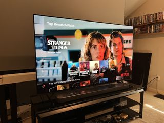 En OLED-TV av typen Sony A80K som viser Stranger Things.