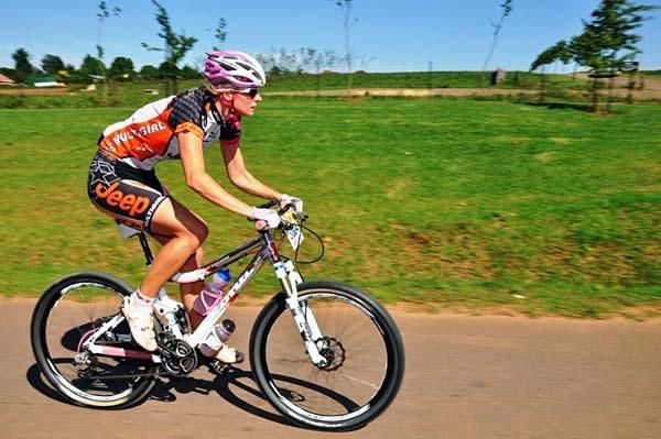 Eszter Cluer (Jeep) on her way to her first MTN win.