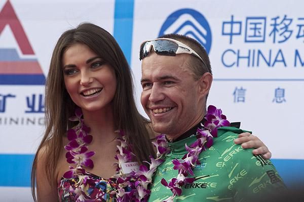 Miss Ukraine with Sprint Points leader and wearer of the green jersey, Yuriy Metlushenko, also of the Ukraine on the podium in Sanya.