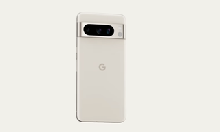 En vit Google Pixel 8 Pro visas upp bakifrån mot en vit bakgrund.