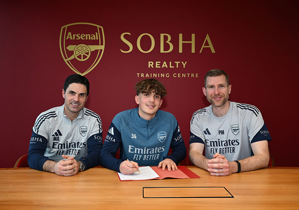 Max Dowman signs his Arsenal pre-contract agreement