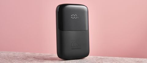 INIU B61 Power Bank 10000mAh on desk