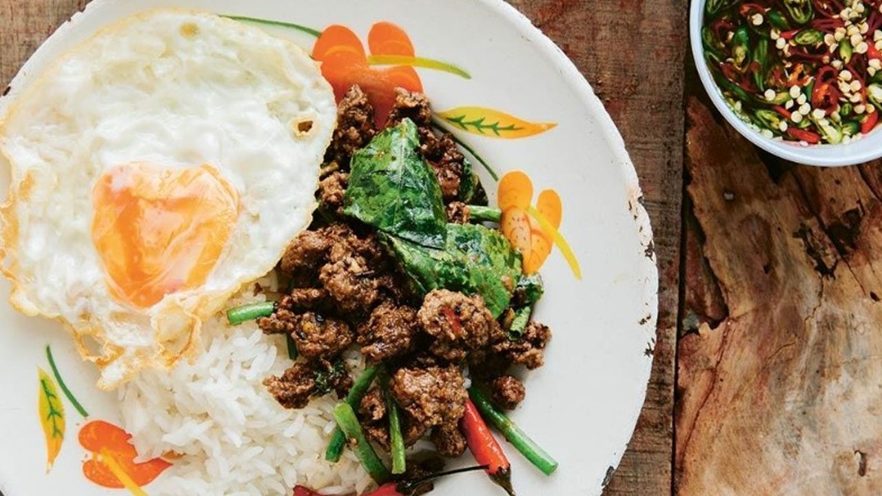 Pad grapao neua (stir-fried beef with holy basil)