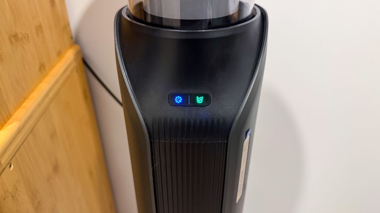 Indicator lights on the Dreame Z50 Station dock