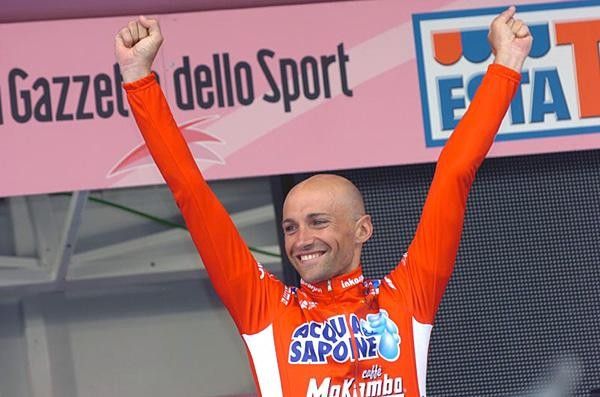 Stefano Garzelli (Acqua &amp; Sapone-Caff&egrave; Mokambo) on the podium.
