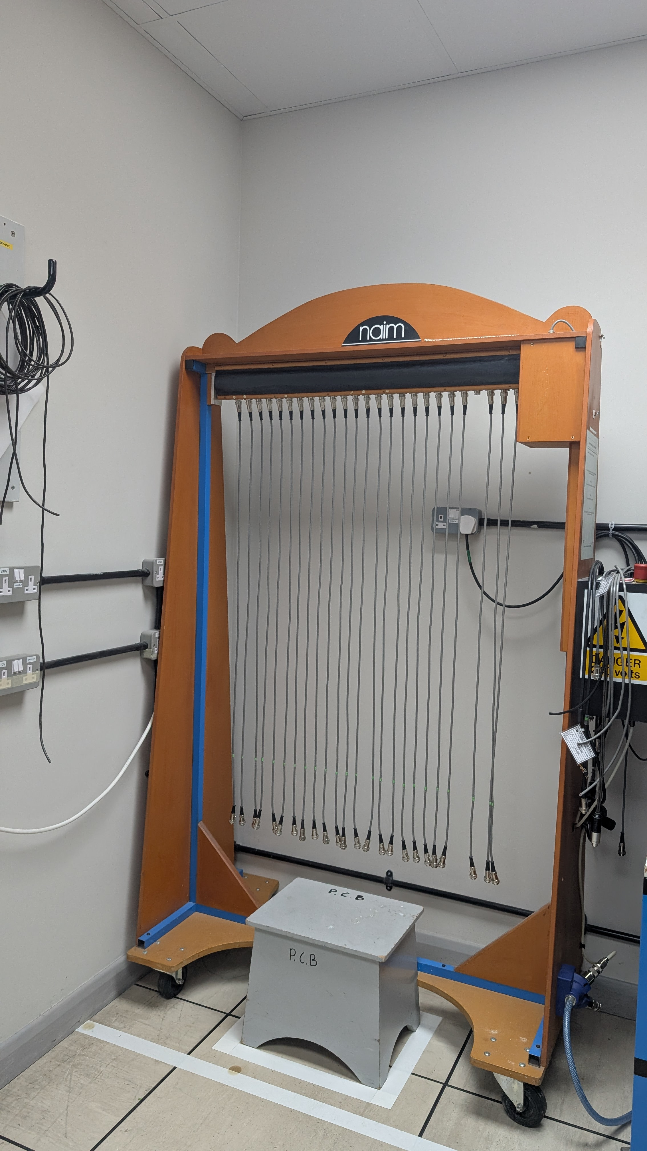 This machine shakes cables