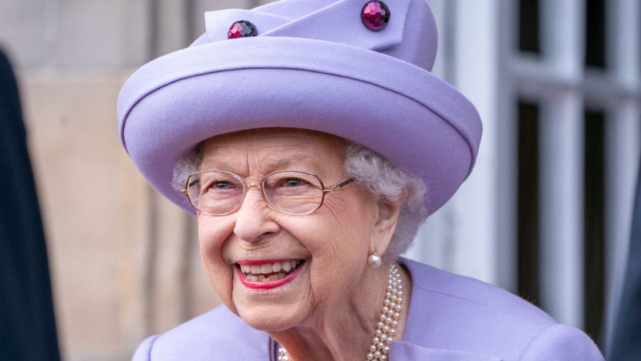 The Queen Nicola Sturgeon - Britain&#039;s Queen Elizabeth II attends an Armed Forces Act of Loyalty Parade at the Palace of Holyroodhouse in Edinburgh, Scotland, on June 28, 2022. - Queen Elizabeth II has travelled to Scotland for a week of royal events.