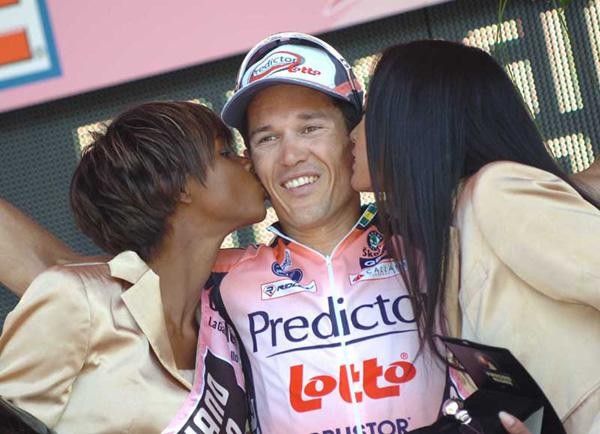Kisses for stage 2 winner Robbie McEwen (Predictor-Lotto).