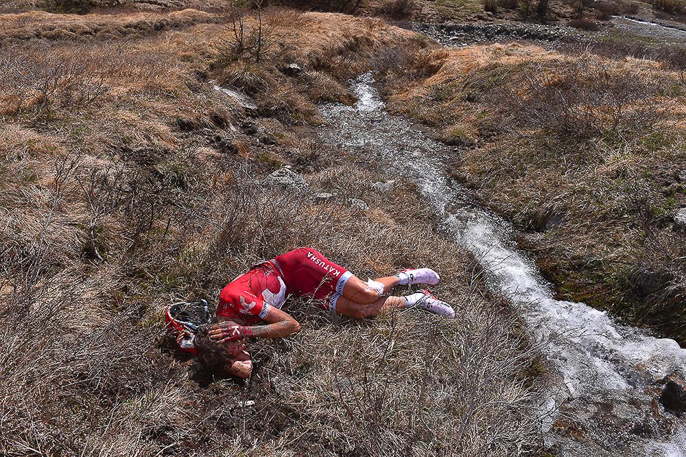 Ilnur Zakarin suffered a suspected broken collarbone after crashing on a descent during stage 19