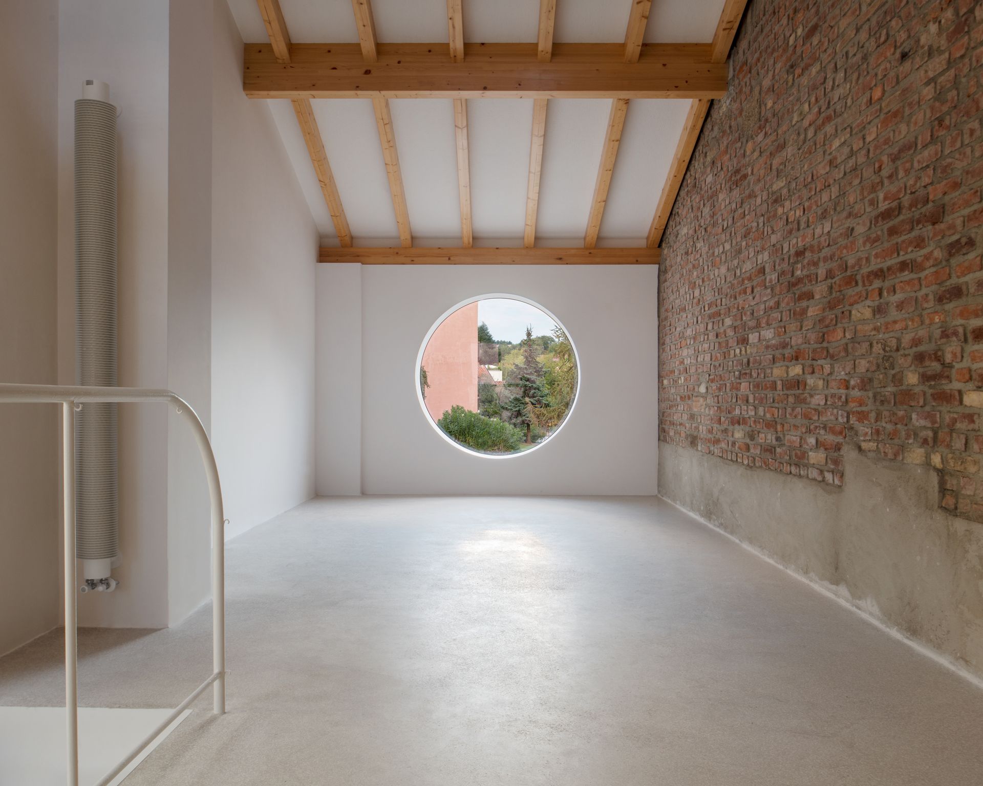 Finestra rotonda all'interno della cucina Blue Bird di Atelier Tropicana