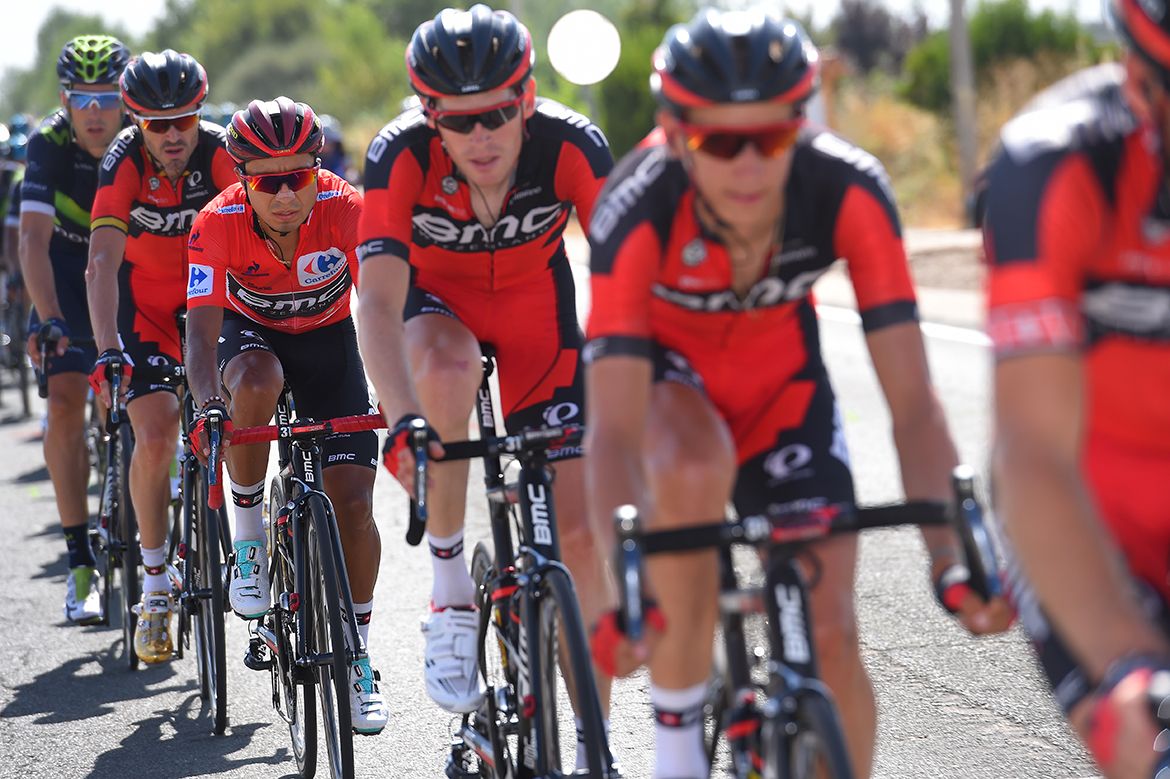 Darwin Atapuma keeps safe in the peloton