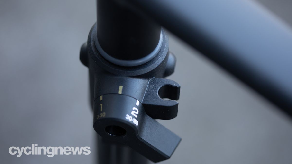 Topeak Joe Blow Tubi 2stage pump detail showing 2 stage switch