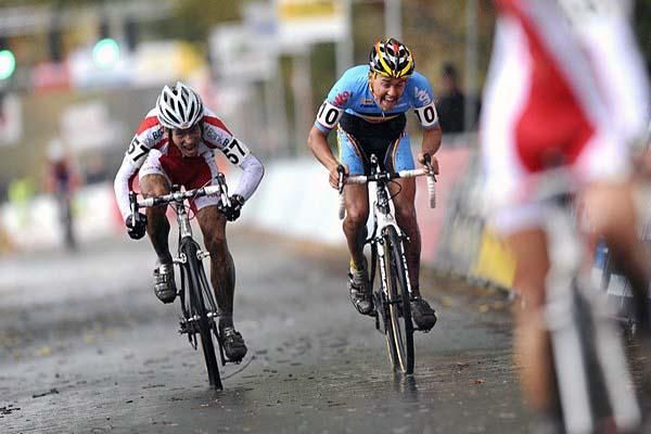 Kacper Szczepaniak (Poland) and Tom Meeusen (Belgium) sprint to the finish for third.