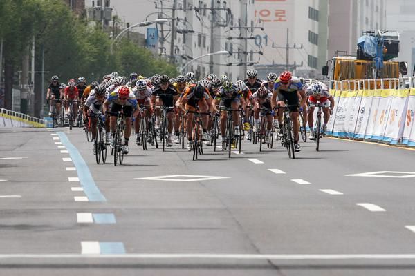 The peloton sprints to the finish in Yeosu.