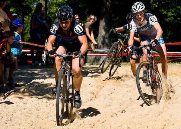 Laura Van Gilder (C3) powers the sand pit while her breakaway companions struggle.