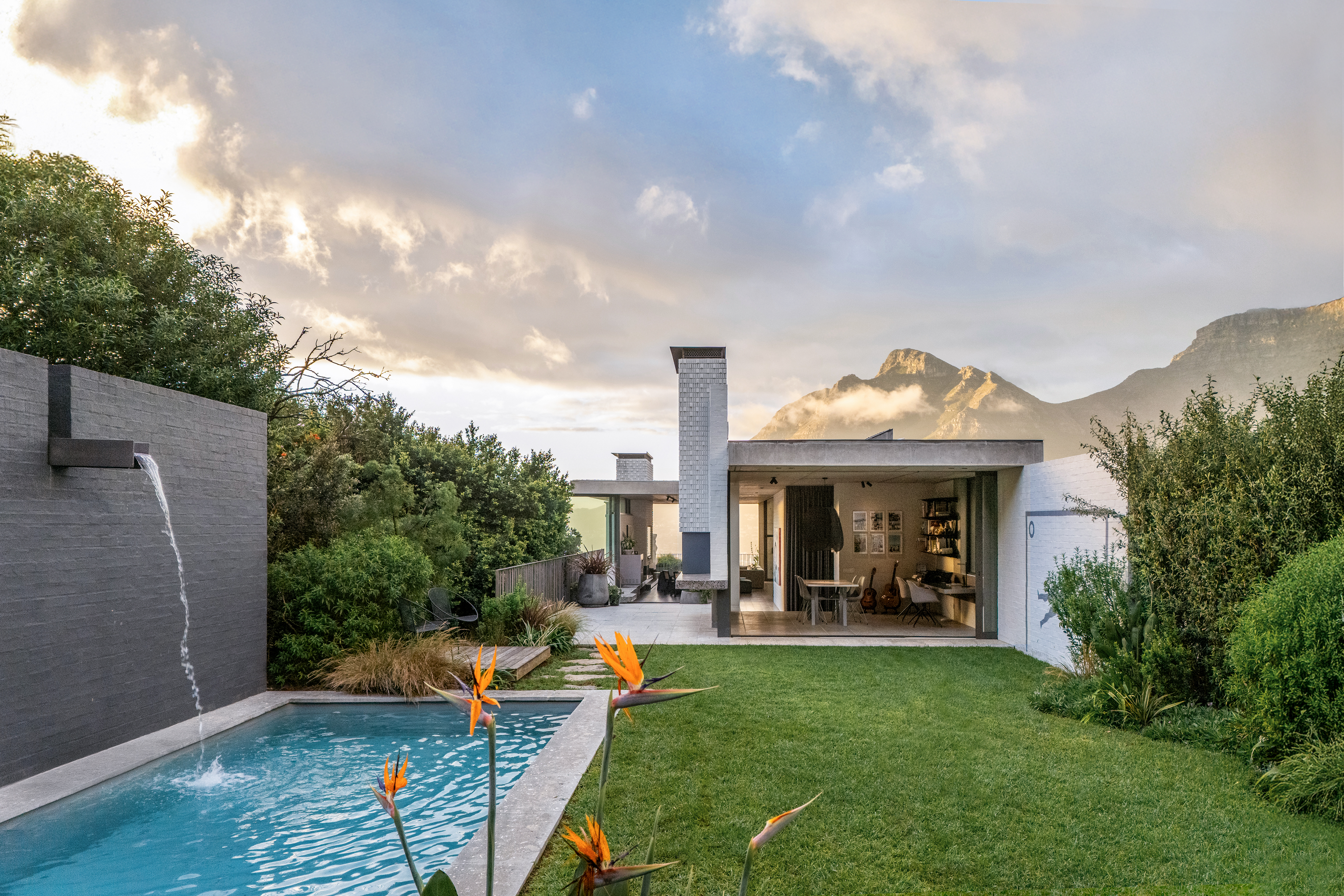 Kenmore, a South Africa house sat in a sloped site and opening up to expansive views