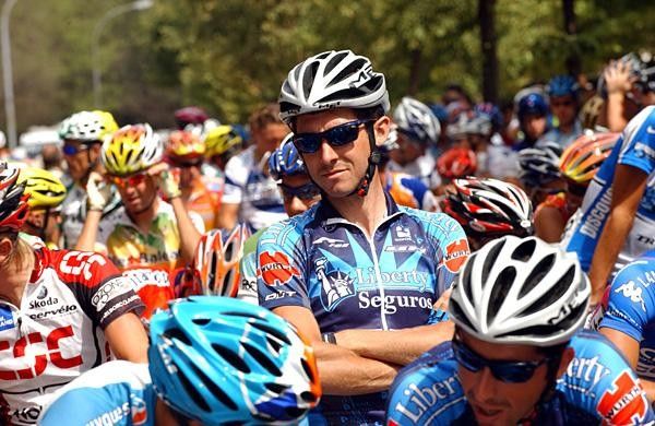 Roberto Heras (Liberty Seguros) checks everyone out