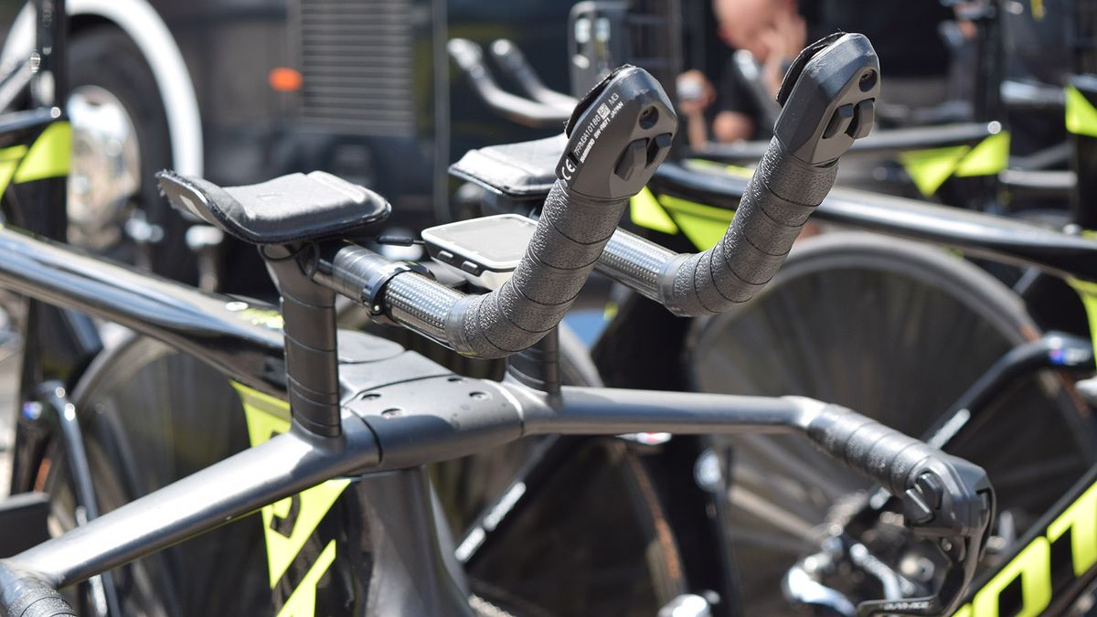 Instead of having the handlebar extension Di2 switches facing inwards as designed, Chris Juul-Jensen of Mitchelton-Scott runs the switches facing downwards