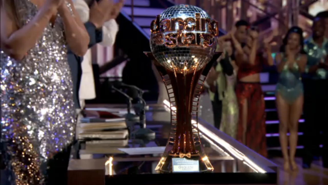 Tanzen mit der Len Goodman Mirrorball Trophy der Stars