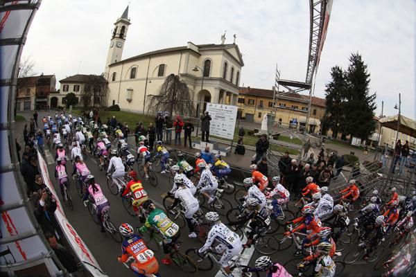 The peloton during the 120km race