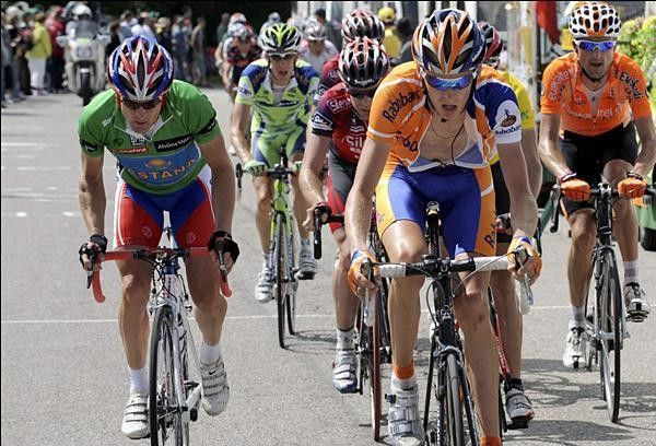 Robert Gesink (Rabobank) drives the pace.