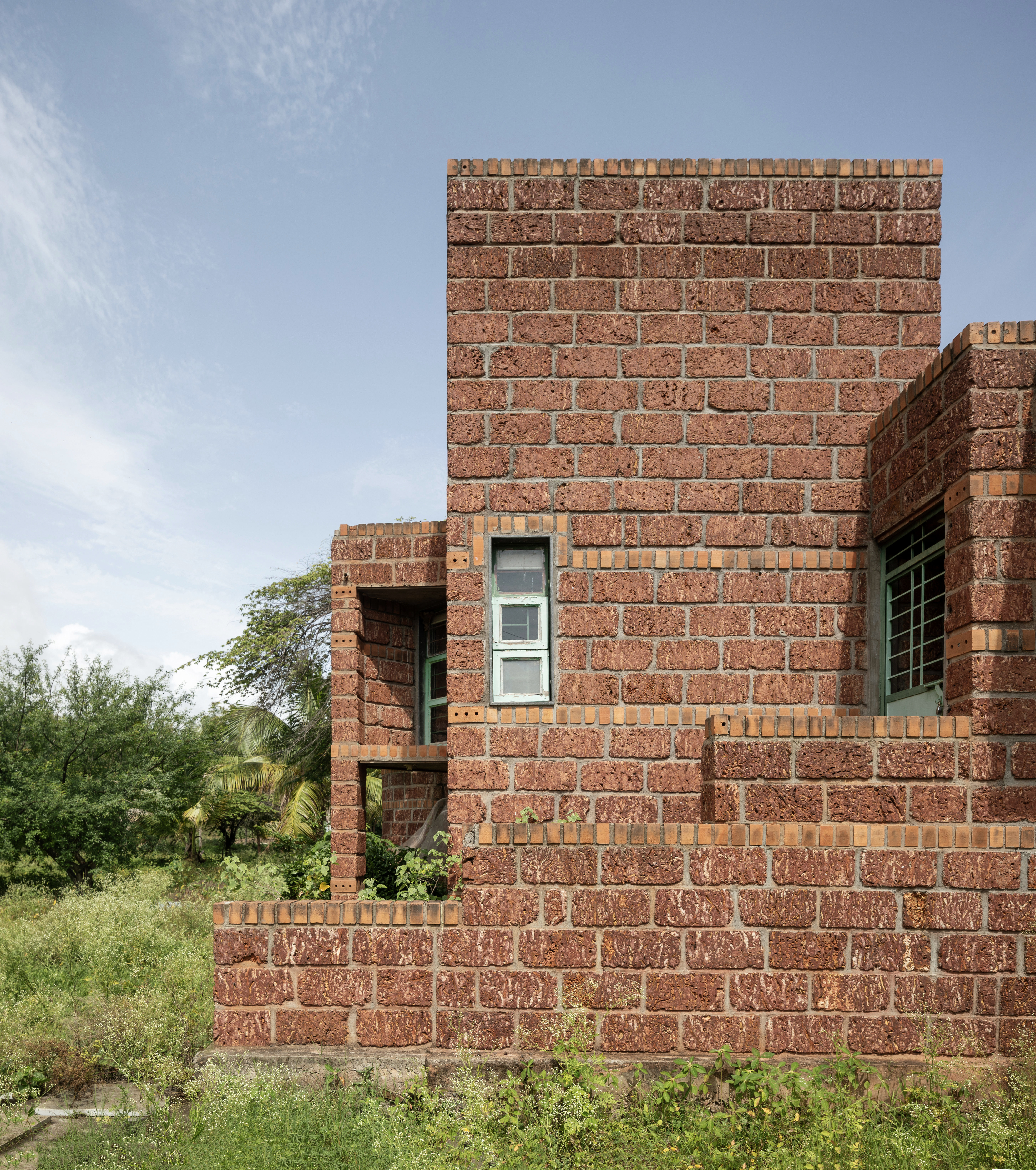 Kanade brothers house in India, brick structure in green surrounds
