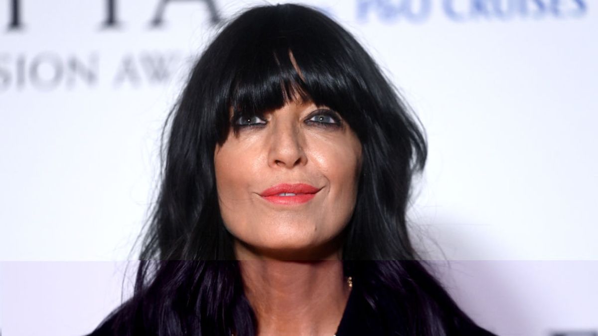 Claudia Winkleman prouve qu'un nœud en velours est la façon la plus chic de rehausser la couture classique