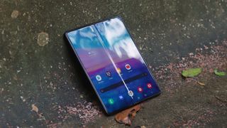 En Samsung Galaxy Z Fold 3 ligger placerad mot en betongkant under ett utomhustest