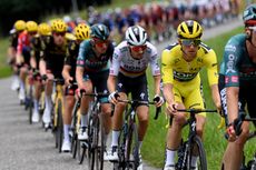 Jain Hindley in yellow at the Tour de France 2023