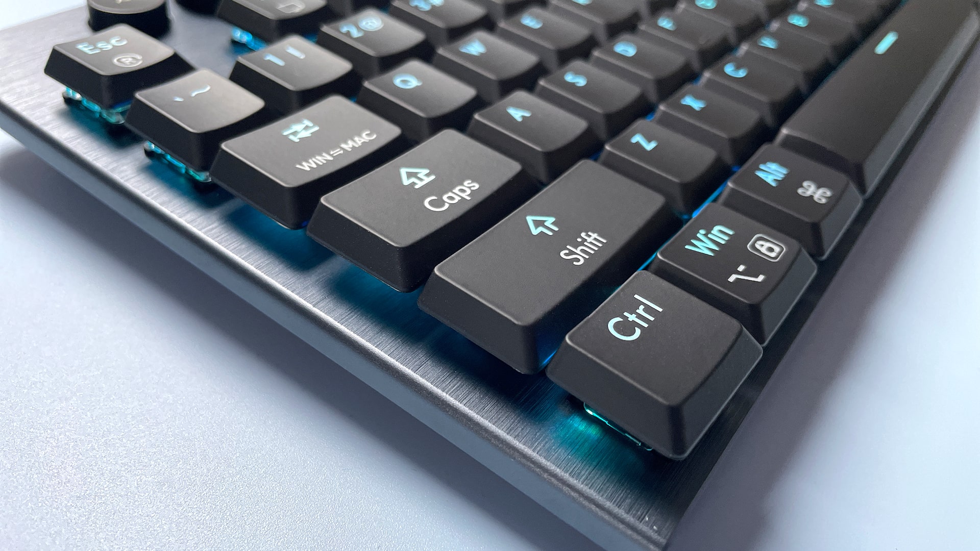 Teclado mecánico para juegos Hexgears Immersion A3 sobre fondo azul.