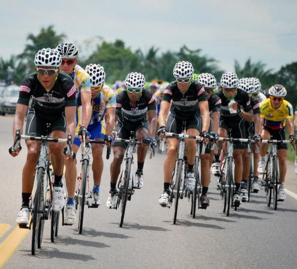 Gobernacion De Antioquia-Indeportes Antioquia were attentive at the front of the bunch