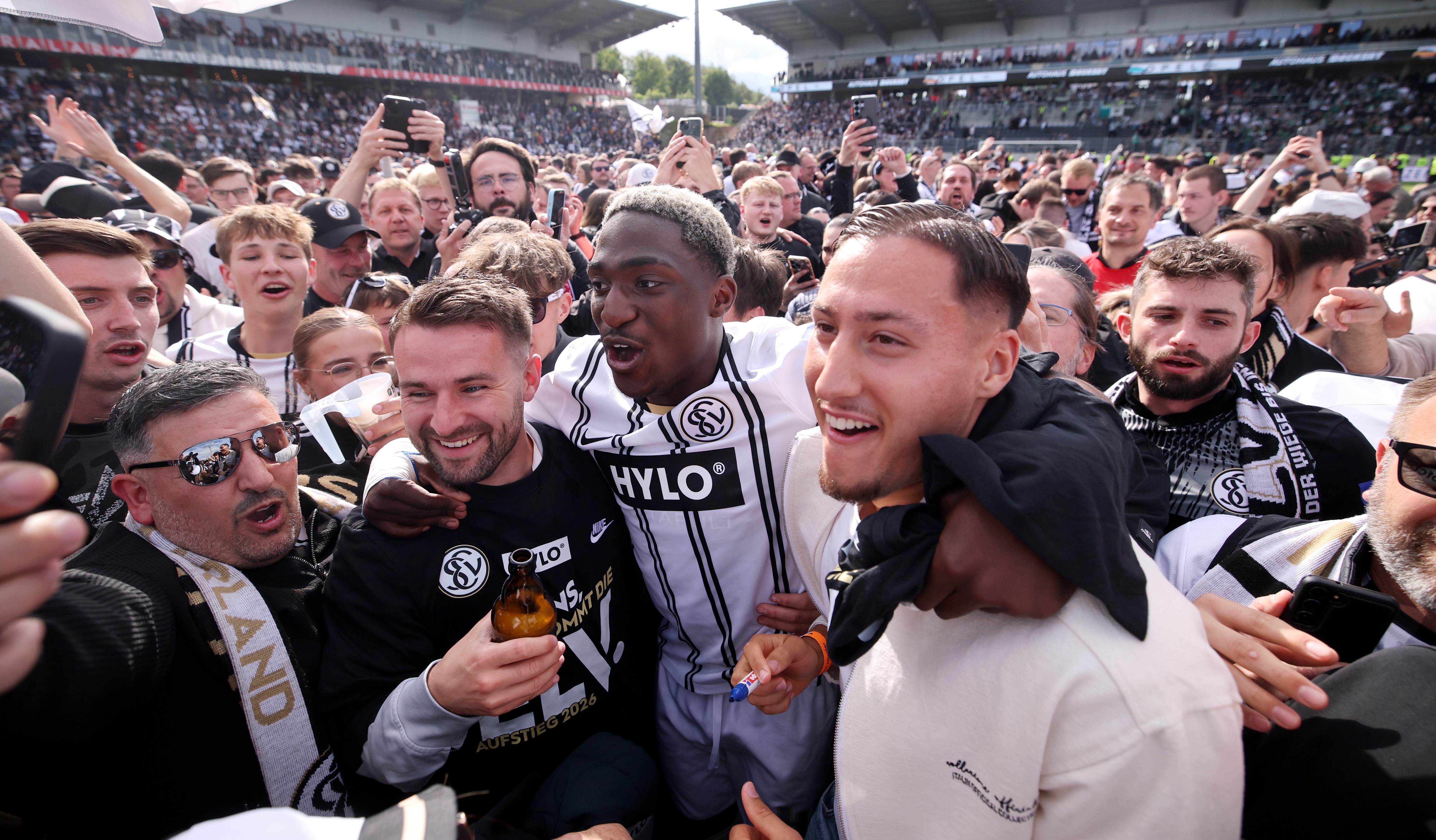 David Mokwa Ntusu of SV Elversberg celebrates victory with the fans following the 2. Bundesliga match between SV 07 Elversberg and SC Preu&szlig;en M&uuml;nster at Ursapharm-Arena