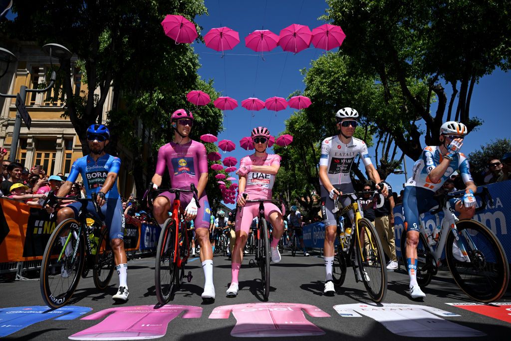 Jerseys at the start of stage 9 in Avezzano: Dani Martinez (Bora hansgrohe). Jonathan Milan (Lidl-Trek), Tadej Pogačar (UAE Team Emirates), Cian Uijtdebroeks (Visma-Lease a Bike) and Romain Bardet (dsm-firmenich PostNL)