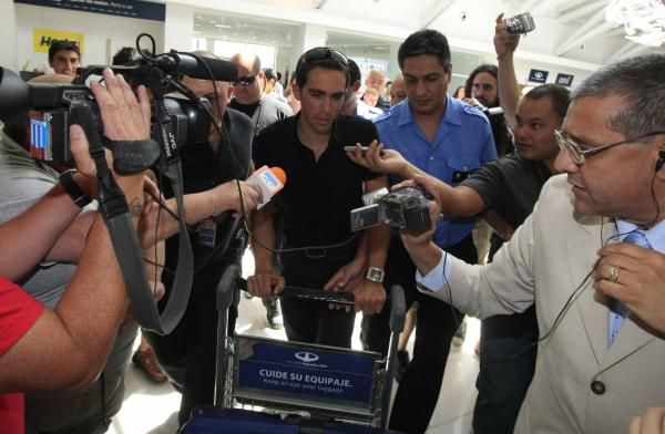 Alberto Contador speaks to the press at San Luis airport.