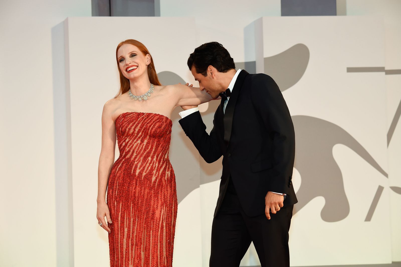 Jessica Chastain & Oscar Isaac Have Unreal Red Carpet Chemistry Marie