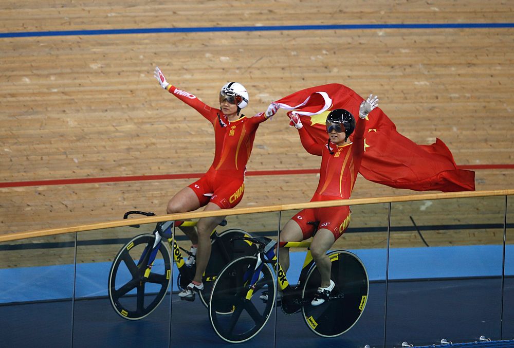 Tianshi Zhong and Lin Junhong (China) celebrate gold and silver in the sprint