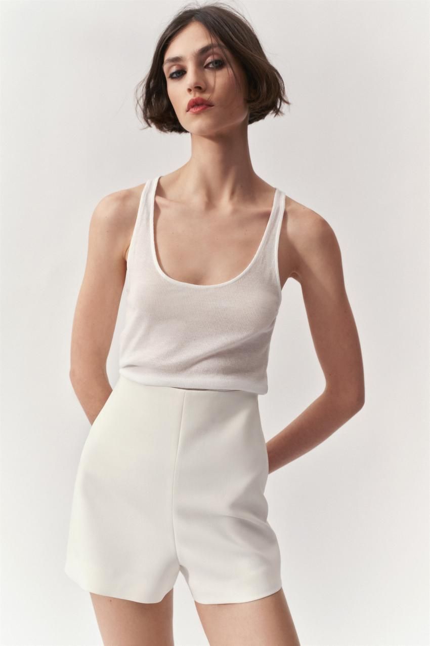 missing-image يرتدي أهل الموضة ملابس السراويل القصيرة والجوارب كما في عام 2012