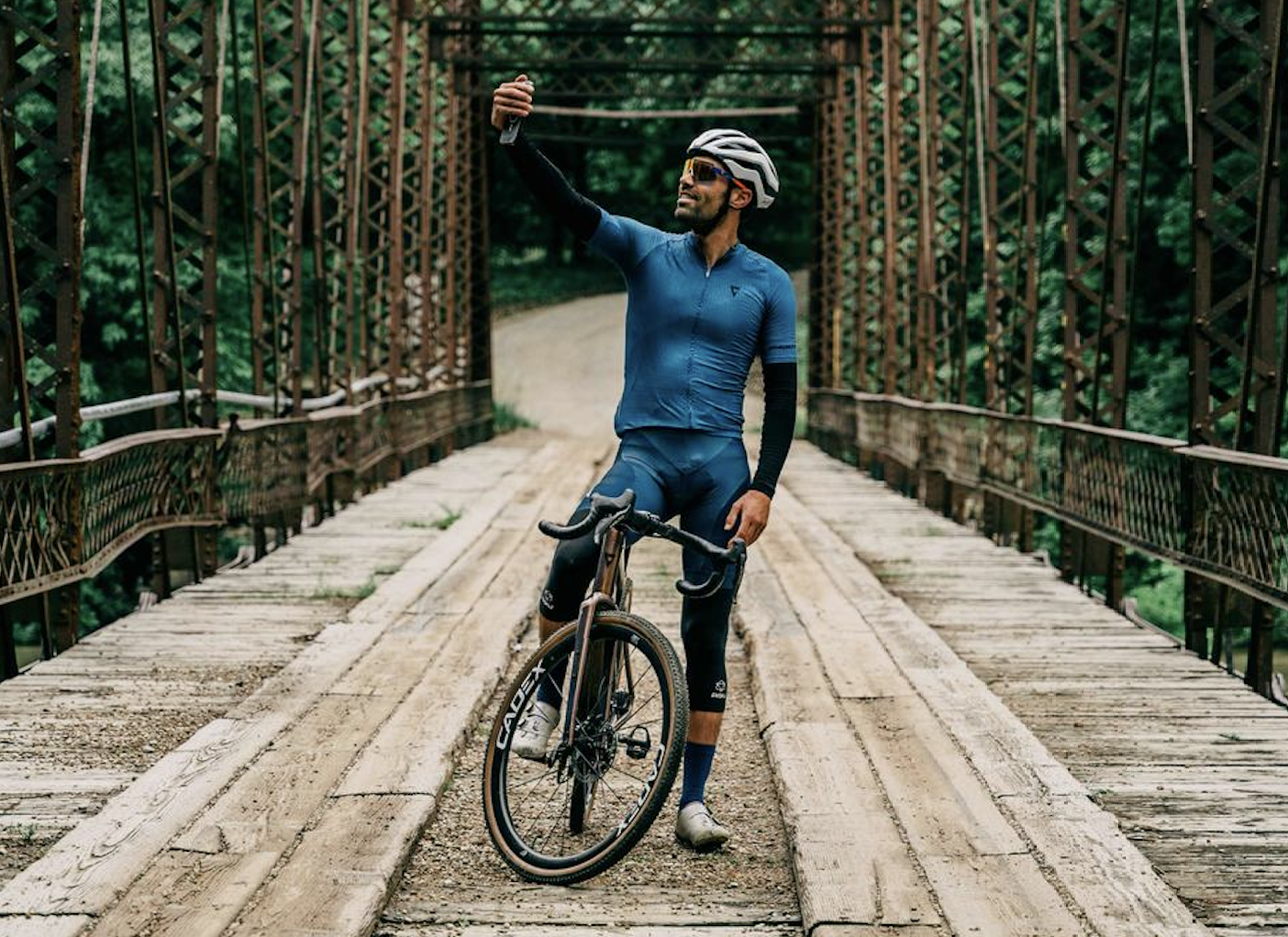 Tom Dumoulin on a training ride in Kansas with his Giant bike prior to his planned start in Unbound Gravel 100