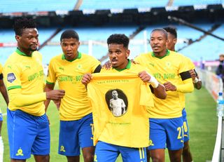 Kermit Erasmus and teammates paying tribute to Anele Ngcongca 