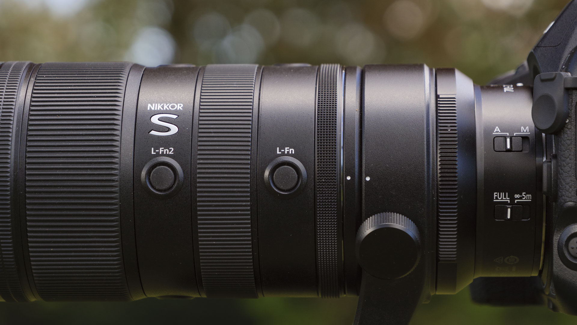 Side profile of the Nikon Z 70-200mm f/2.8 VR S II lens