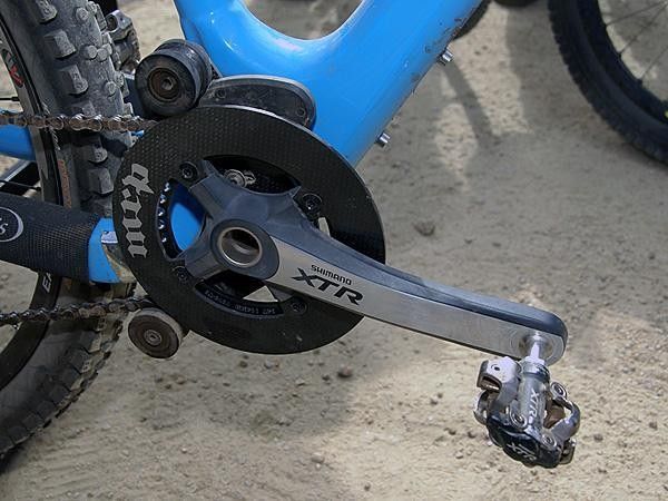 Who said gravity riders don't want things to be light? Lopes' XTR crankset is fitted with a carbon fiber outer guide ring.