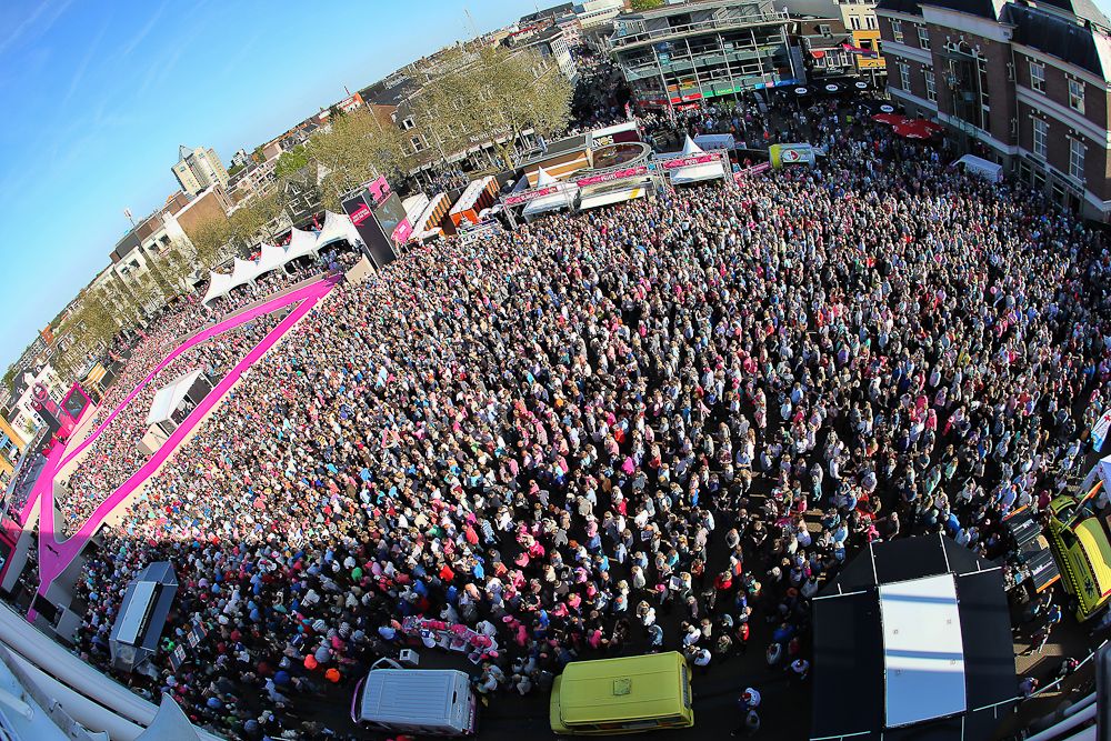 Big crowds at the team presentation
