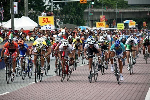 Dean powers to the finish line in Langkawi