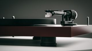 Pro-Ject Debut Evo 2 in wine red satin finish close up of cartridge