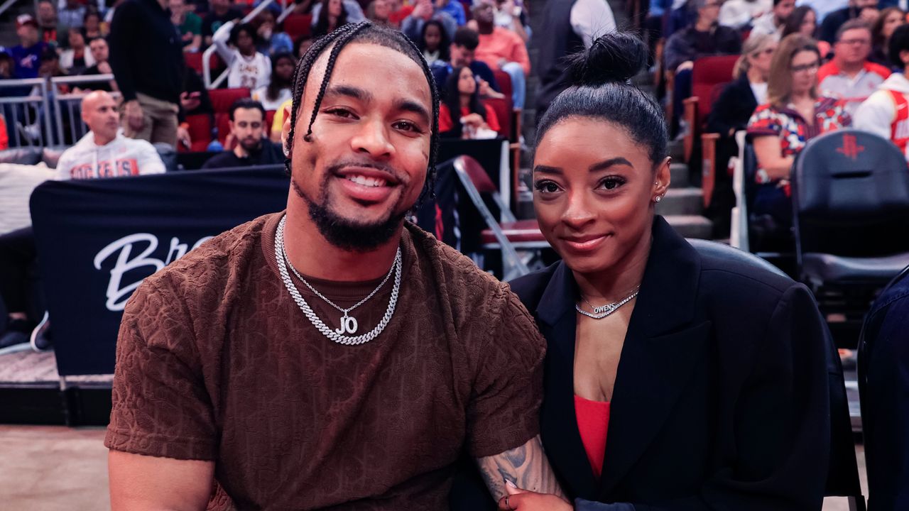 Simone Biles and Jonathan Owens attend a game between the Houston Rockets and the Los Angeles Lakers at Toyota Center on January 29, 2024 in Houston, Texas.