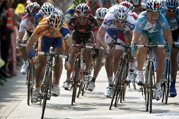 Here comes the sprint: Oscar Freire (Rabobank) (l) goes forward to the win.