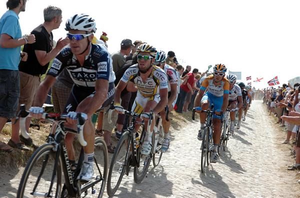 Mark Cavendish (HTC - Columbia) is tucked in behind Stuart O'Grady (Saxo Bank).